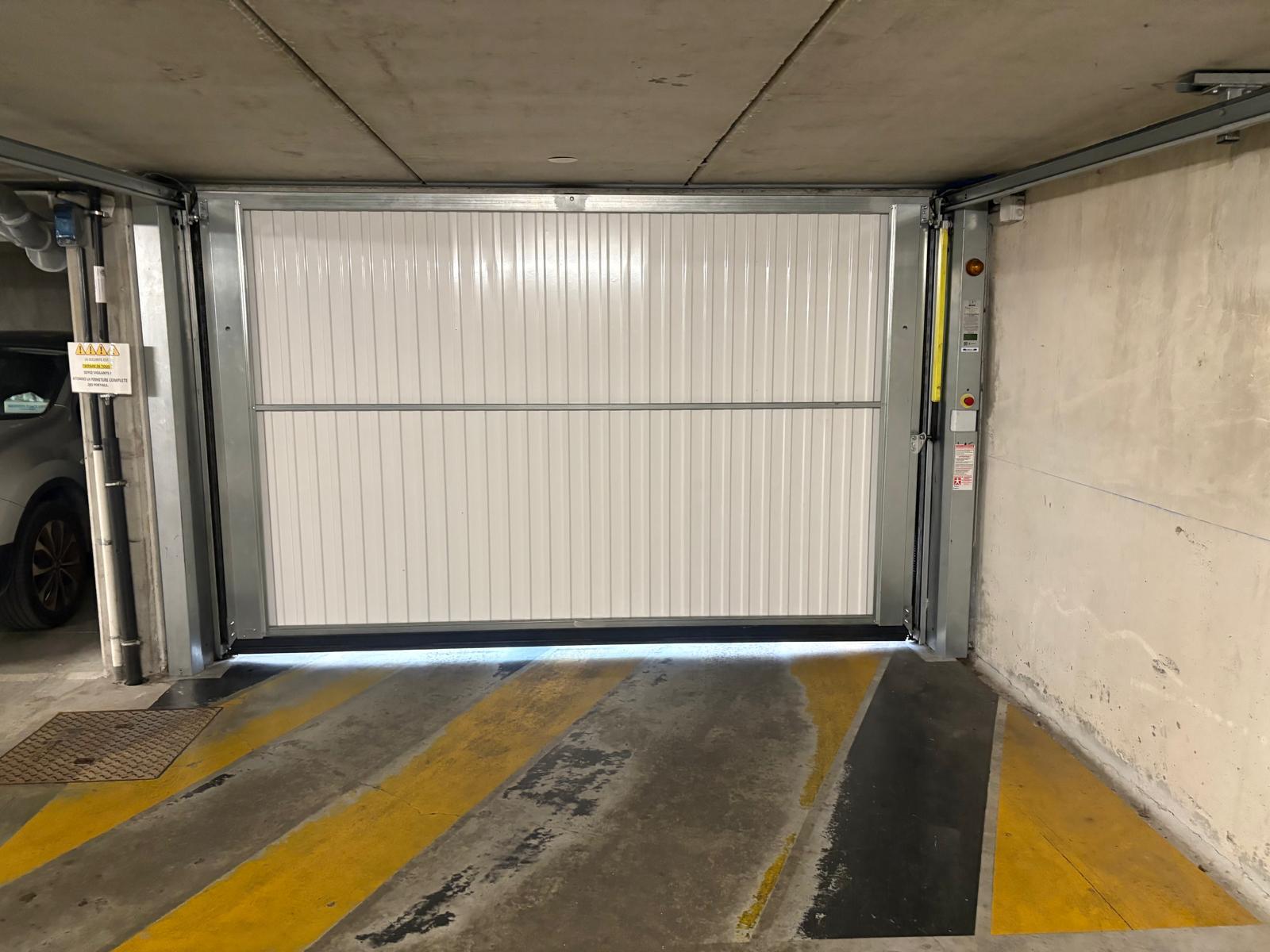 Portail automatique battant pour parking de copropriété