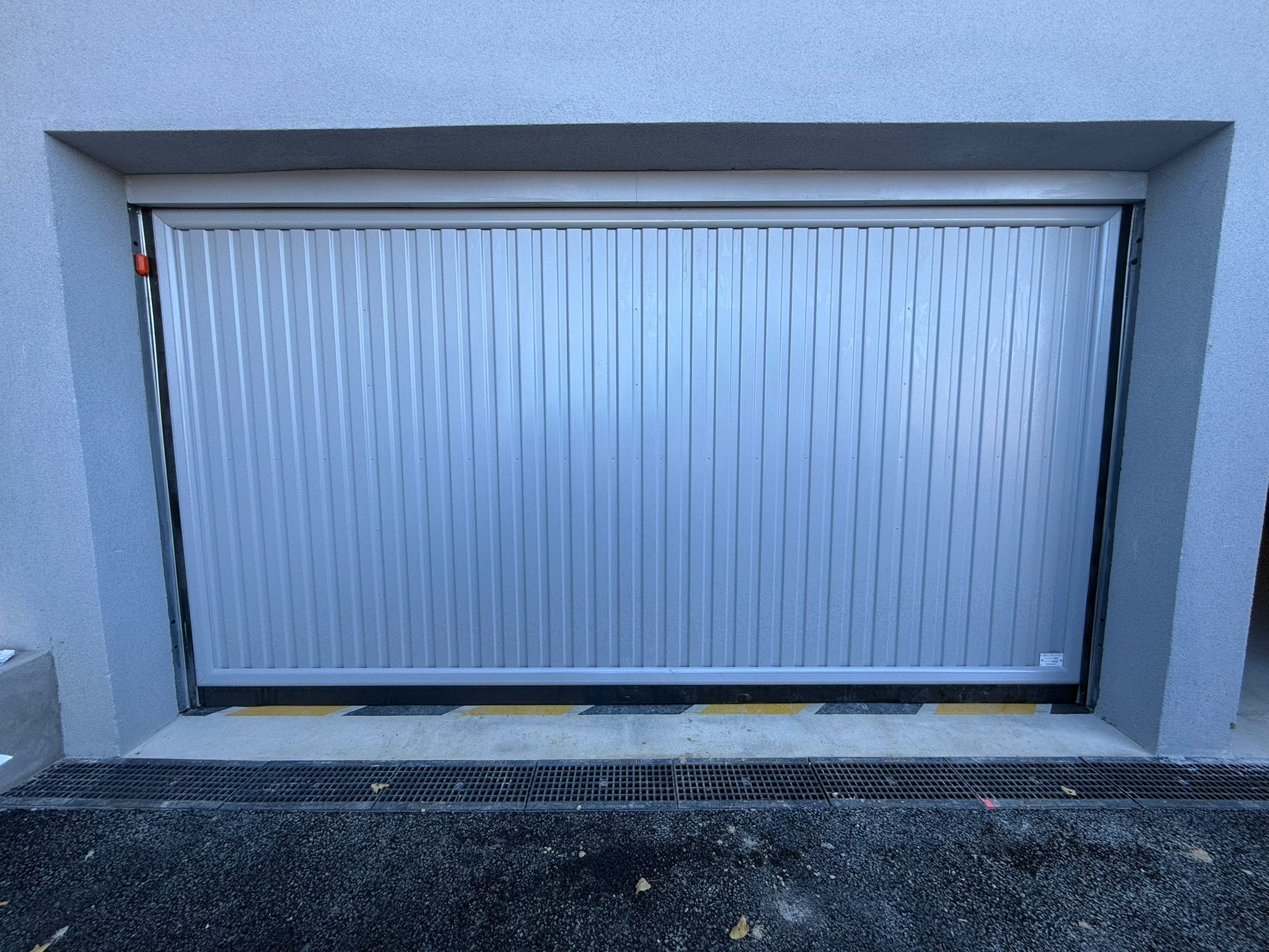 Portail coulissant motorisé pour parking souterrain