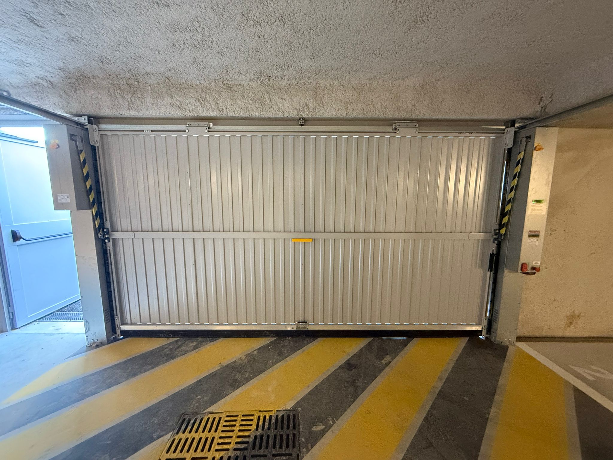 Portail aluminium sécurisé pour parking d'entreprise