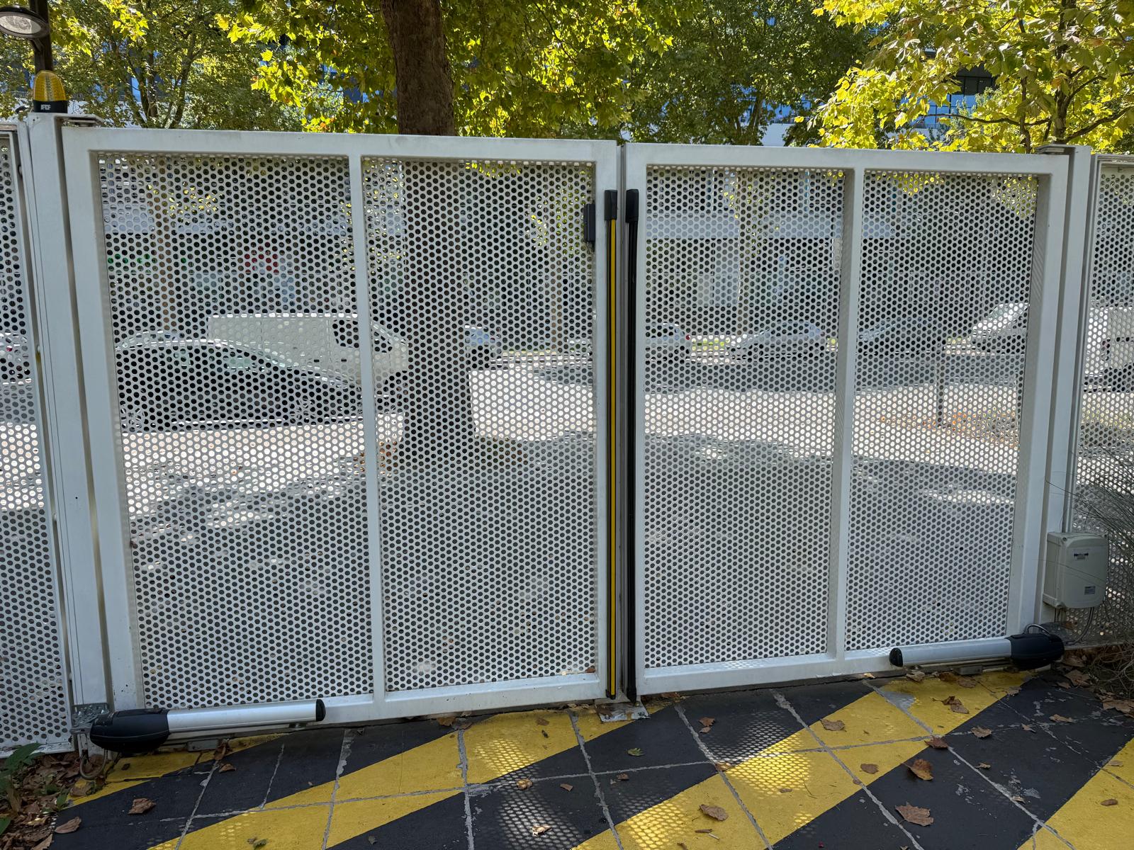 Portail industriel double vantail pour site logistique