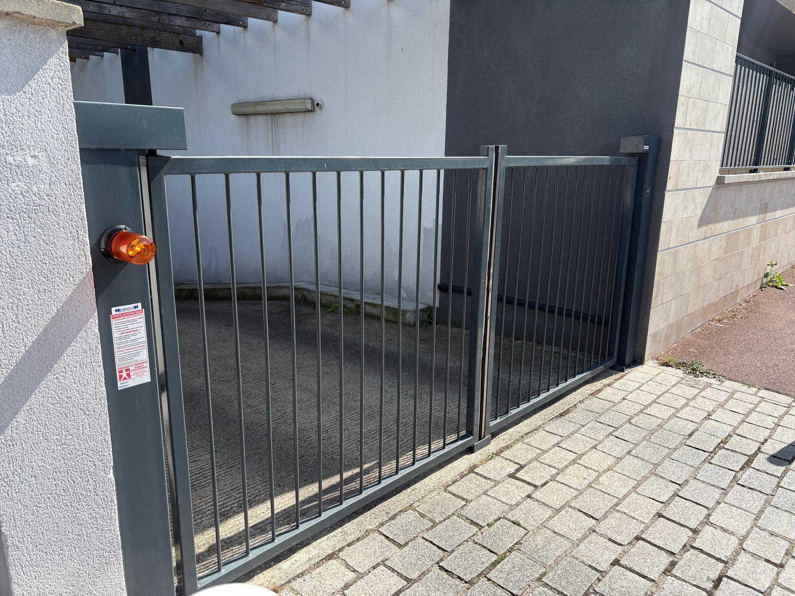 Portail motorisé avec feux lumineux intégrés