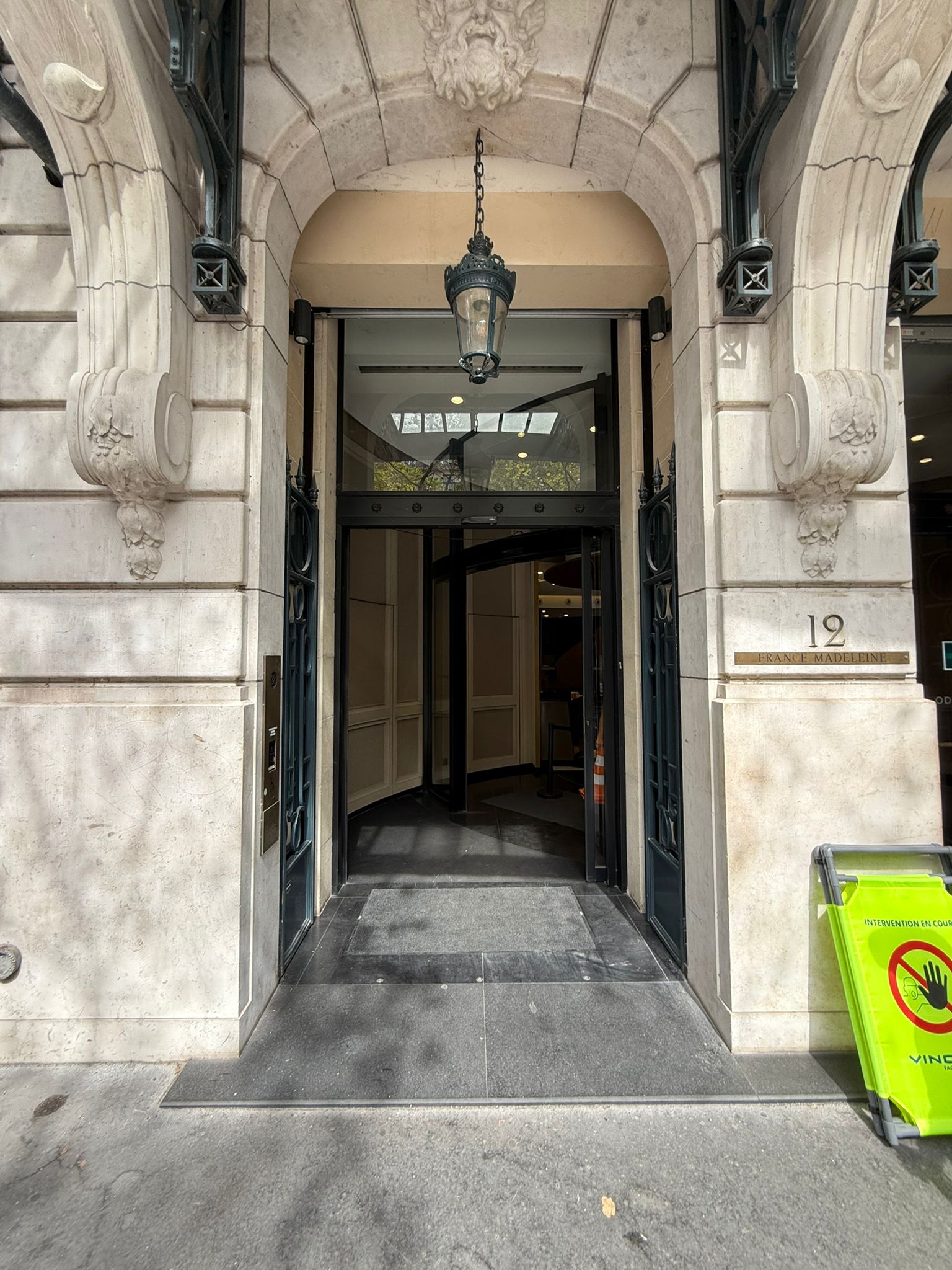 Porte automatique vitrée d'hôtel avec finition bronze