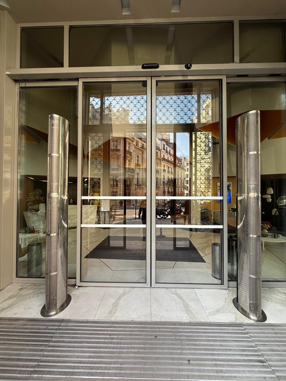 Porte coulissante tout verre sur entrée d'entreprise