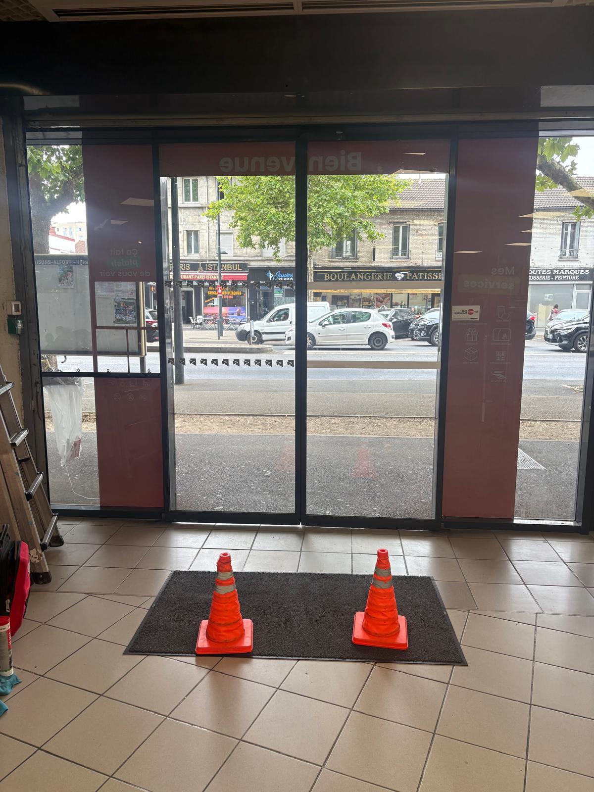 Porte automatique pour galerie marchande